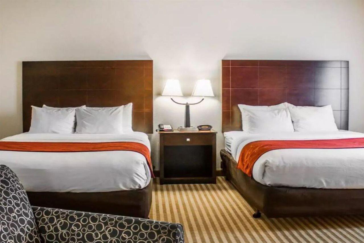 Comfort Suites Columbus East Broad Buitenkant foto