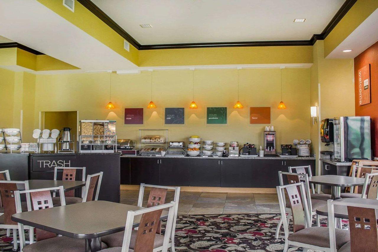 Comfort Suites Columbus East Broad Buitenkant foto