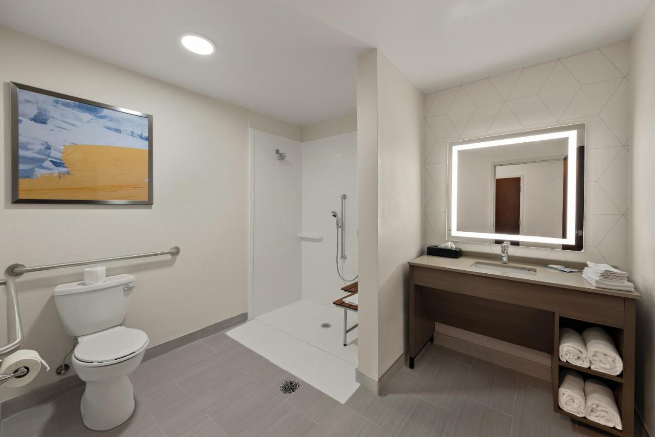 Comfort Suites Columbus East Broad Buitenkant foto