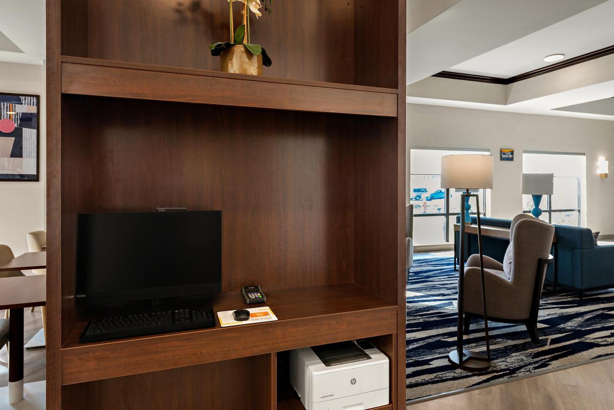 Comfort Suites Columbus East Broad Buitenkant foto